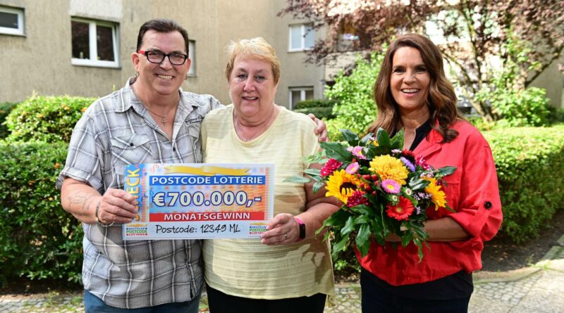 Katharina Witt verteilt den Monatsgewinn der Postcode Lotterie